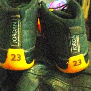 Jordans Retros Black & Gold